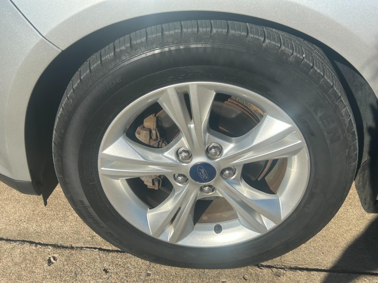 2013 Silver /Gray Ford Focus SEL FWD (1FADP3F2XDL) with an 2.4L engine, AUTOMATIC transmission, located at 17760 Hwy 62, Morris, OK, 74445, (918) 733-4887, 35.609104, -95.877060 - Photo#19